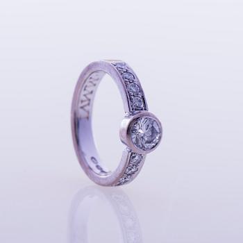 RING, 18K vitguld, briljantslipade diamanter. R. Nossenko, Helsingfors 2004. Vikt ca 5,1 g.