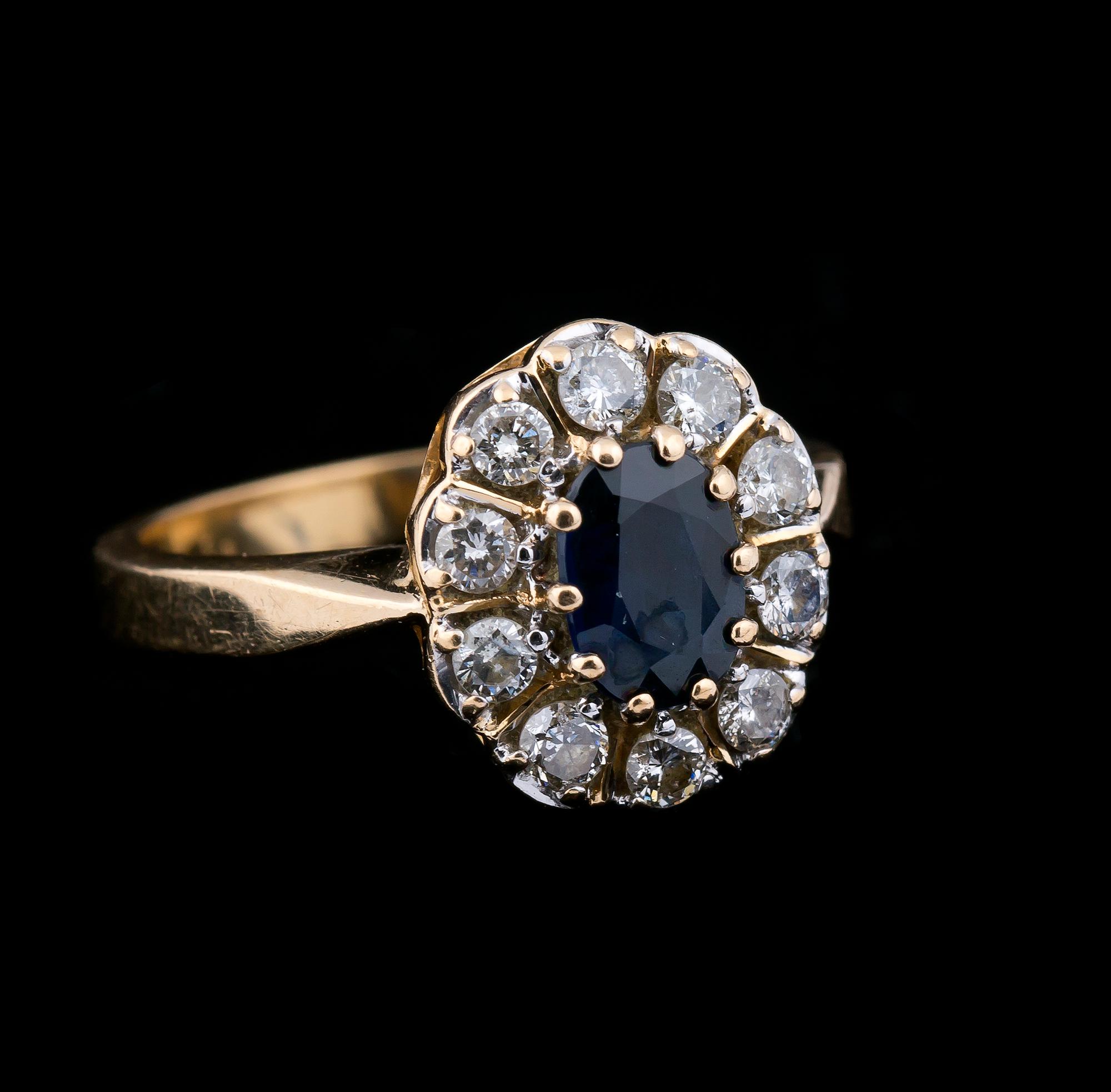 RING, 18 k guld med safir samt diamanter, ca 0.50 ct. Vikt ca 4,5 g.