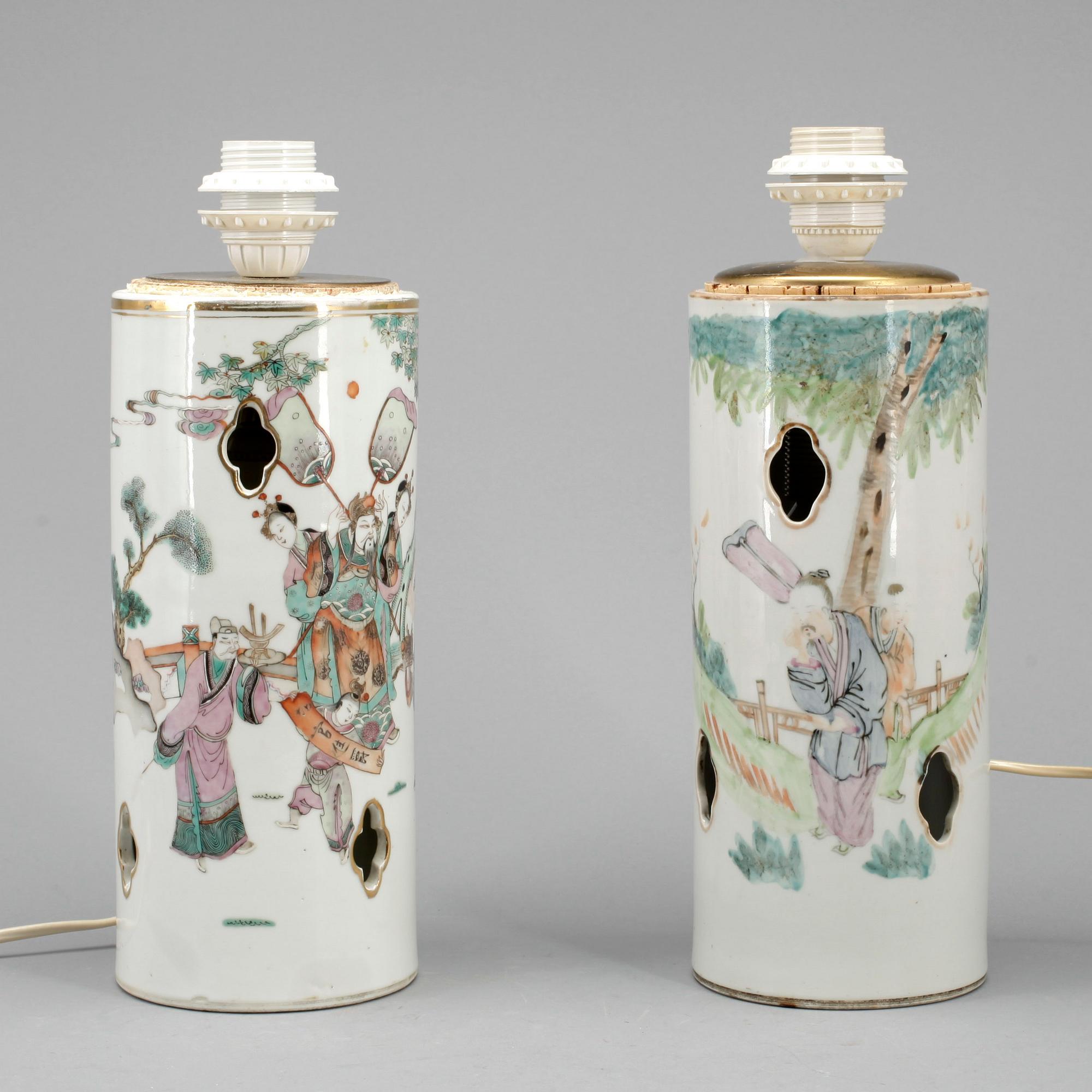 PERUKVASER, 2 st, porslin, Kina, 1900-talets första hälft.