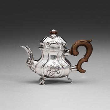 566. A Danish 18th century silver miniature tea-pot, marks of Jens Kjeldsen Sommerfeldt, Aalborg (1726-1767).