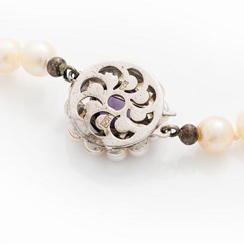 Necklace with graduated cultured pearls, silver clasp with a cabochon-cut amethyst.
