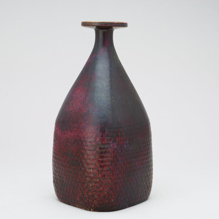 A Stig Lindberg stoneware vase, Gustavsberg 1967.