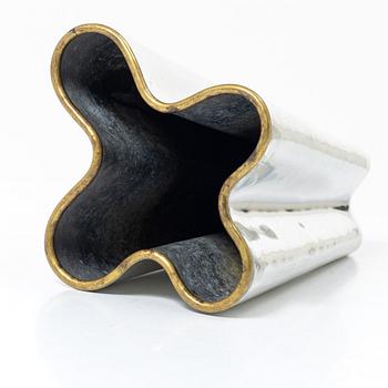 Björn Trägårdh, A 'Wave' vase for Svenskt Tenn, marked F11.