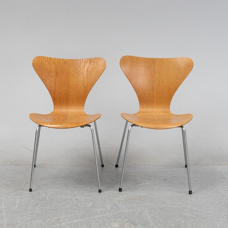 Arne Jacobsen, a pair of oak 'Sjuan' chairs, Fritz Hansen, 1950/60s.
