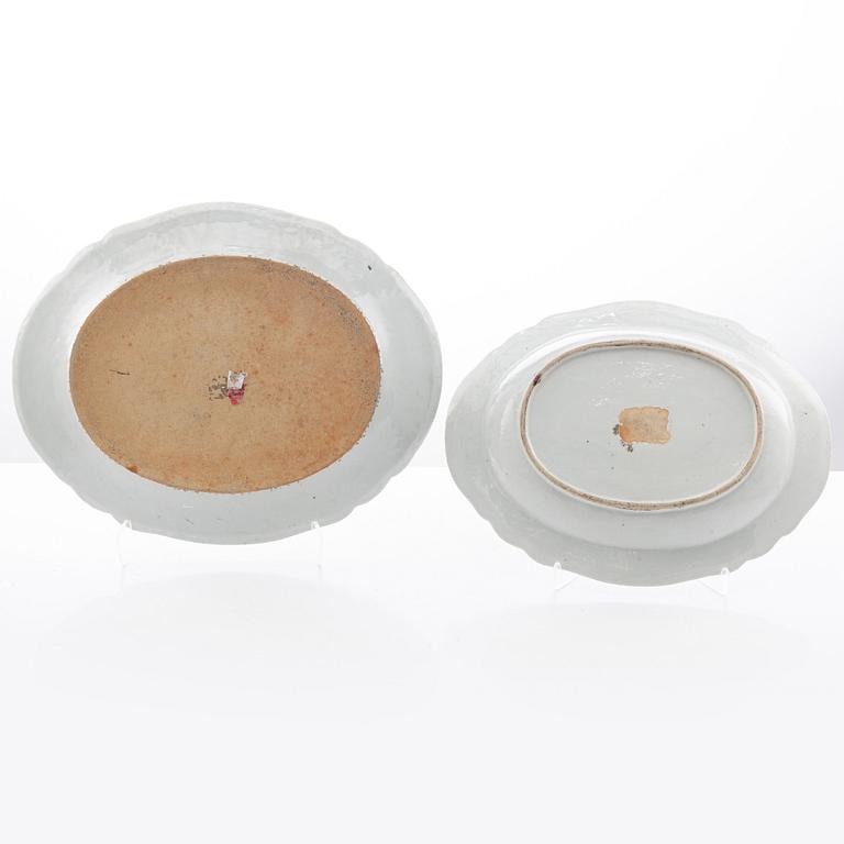 Fat, två stycken, porslin. Qingdynastin, Qianlong (1736-95).