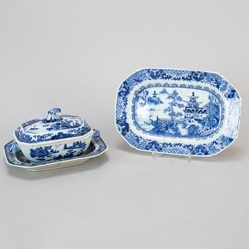 A blue and white export porcelain butter tureen with dish and a serving dish, Qing dynasty, Qianlong (1736-95).