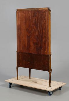 VITRINSKÅP, rokokostil, 1900-talets mitt.