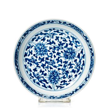 1033. A blue and white lotus dish, Qing dynasty with Kangxi mark and period (1662-1722).