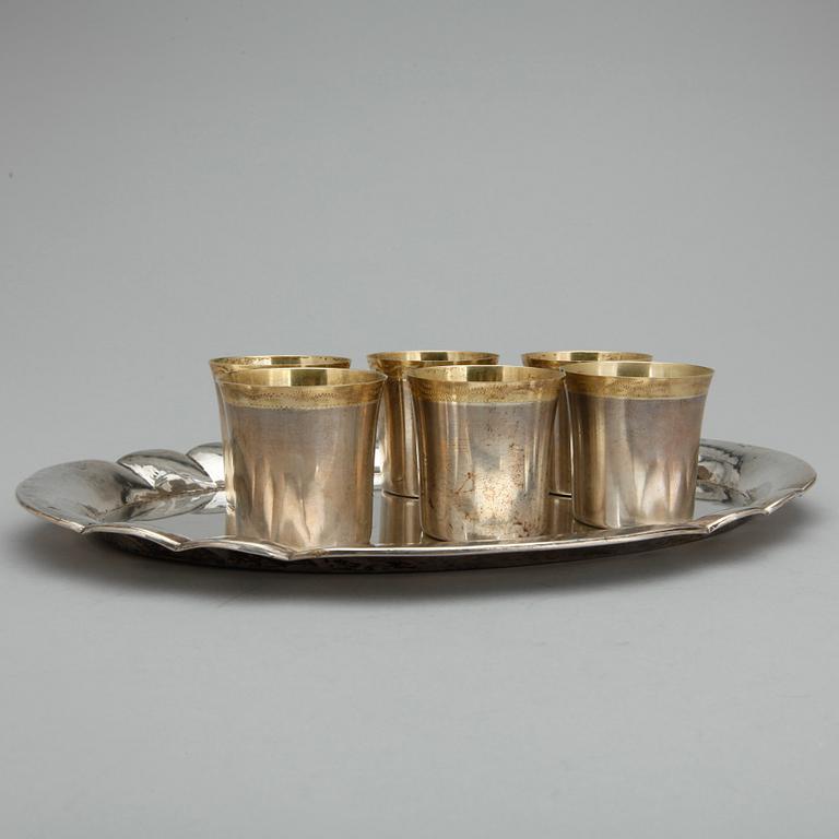 BRICKA samt BÄGARE, 6 stycken, silver, bland annat CG Hallberg Stockholm 1955. Total vikt ca 354 gram.