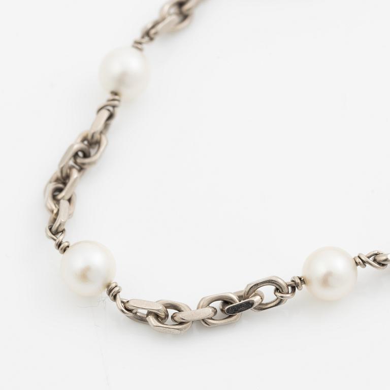 Armband 18K vitguld, ankarlänkar med sex stycken odlade pärlor, 1950-tal.
