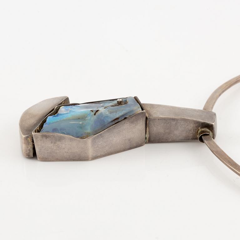 Kristian Nilsson, for Lantz, necklace of silver with opal and brilliant-cut diamond, Stockholm 1975.