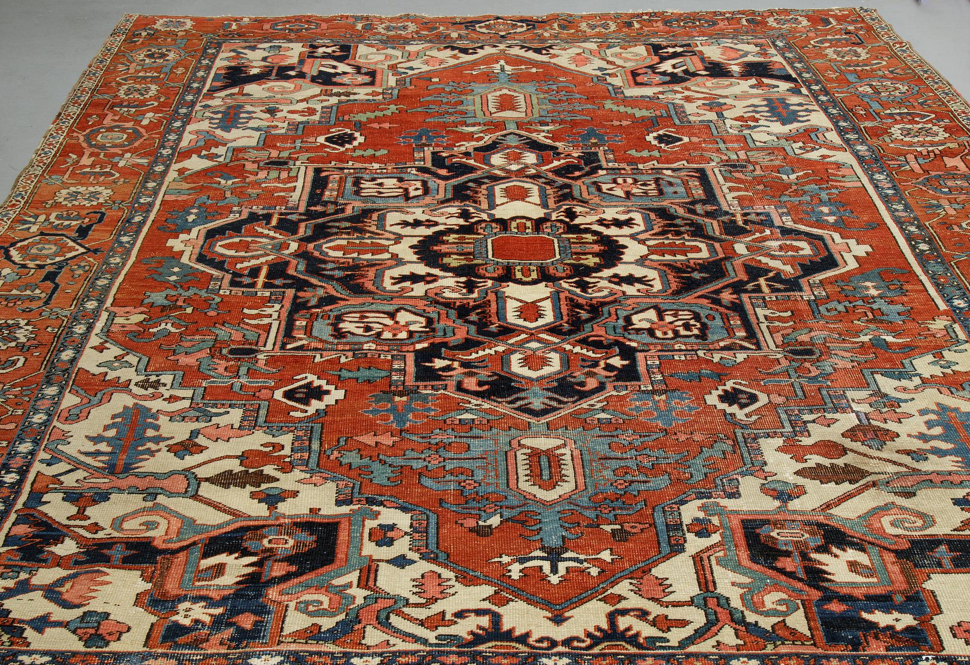 Matto, an antique Heriz, ca 364 x 277 cm.