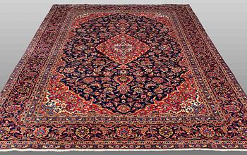 a carpet, Kashan, ca 330 x 233 cm.