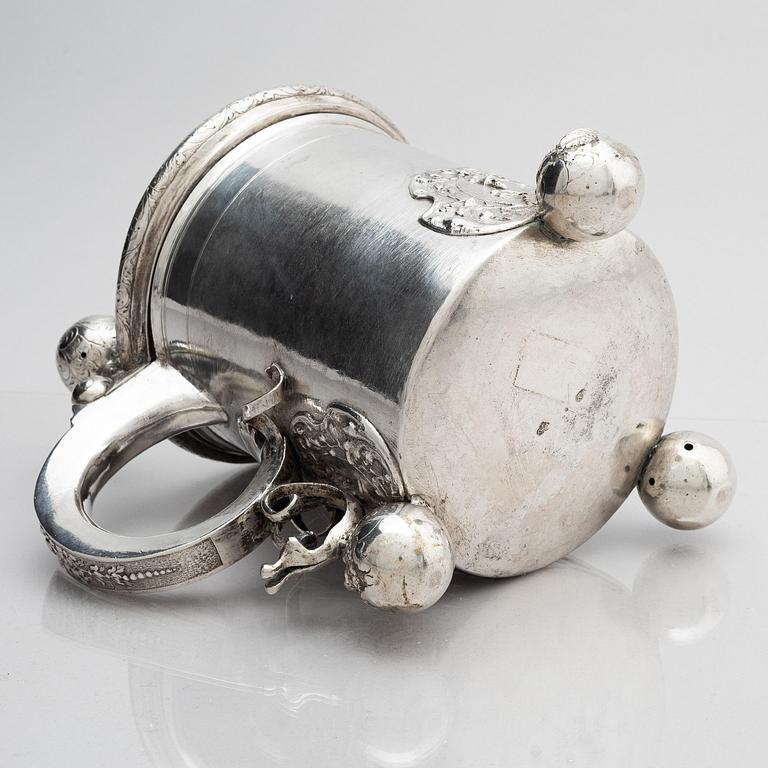 Andreas Berg, dryckeskanna, silver, (verksam 1712-1717), Pärnu, Estland. Senbarock.