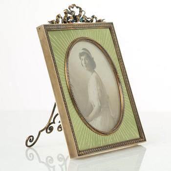 FABERGÉ, verkmästare Antti Nevalainen, ram av emalj och silver, St Petersburg, 1908-1917.
