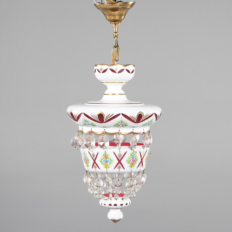 TAKLAMPA, Böhmisk stil, 1900-talets första hälft. Höjd ca 58 cm.