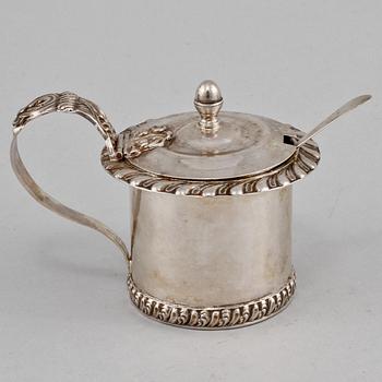 SENAPSKANNA, silver med glasinsats, Adolf Zethelius, Stockholm, 1836. Silvervikt 125 g.
