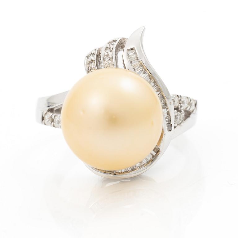 Ring, cocktailring, 18K vitguld med odlad pärla och baguette- och briljantslipade diamanter.