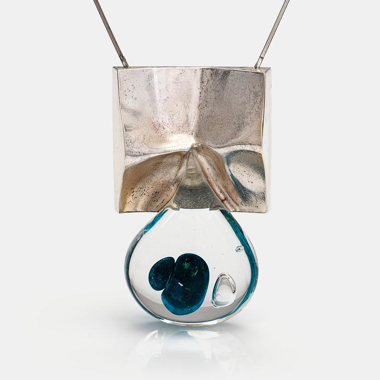 Björn Weckström, Halsband "Big drop", sterlingsilver och akryl. Lapponia 1973.