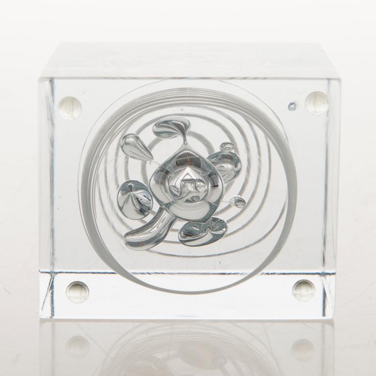 OIVA TOIKKA, A glass year cube signed Oiva Toikka Nuutajärvi 1987 and numbered 50/2000.