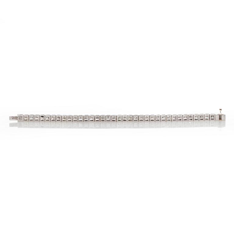 Tennis bracelet, princess cut diamonds c. 19.50 ct in total, 18K white gold.