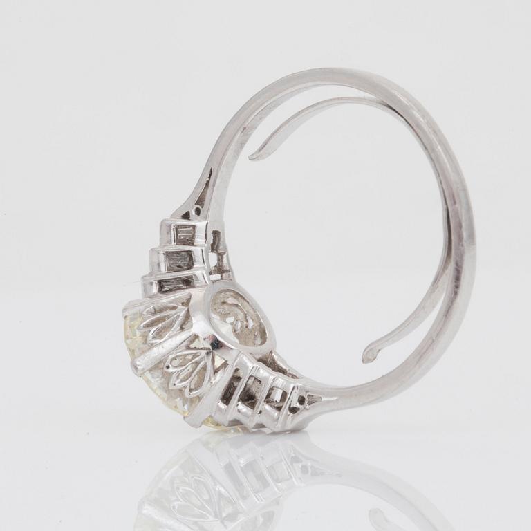 RING med gammalslipad diamant, ca 3.50 ct, flankerad av baguetteslipade diamanter.