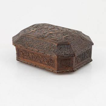 A Baroque carved wooden box, early 18th Century.