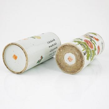 Penselvaser, 2 st, porslin. Kina, 1900-tales mitt.