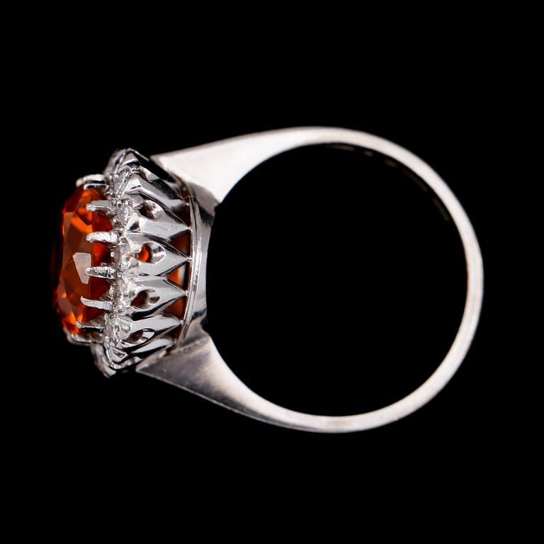 RING, 18 k vitguld, Madeira ciitrin, 4.47 ct, briljantslipade diamanter tot 0.70 ct. svenska stämplar RIT 1989.