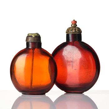 A set of two large glass snuff bottles, late Qing dynasty, circa 1900.