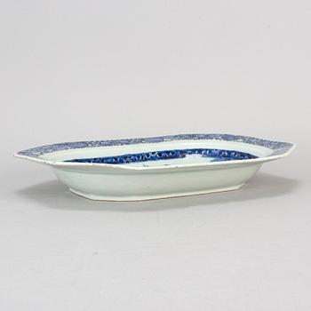 A blue and white export porcelain serving dish, Qing dynasty, Qianlong (1736-95).