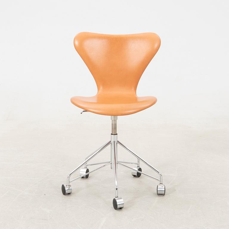 Arne Jacobsen, kontorsstol modell 3117 "Sjuan", för Fritz Hansen Danmark.