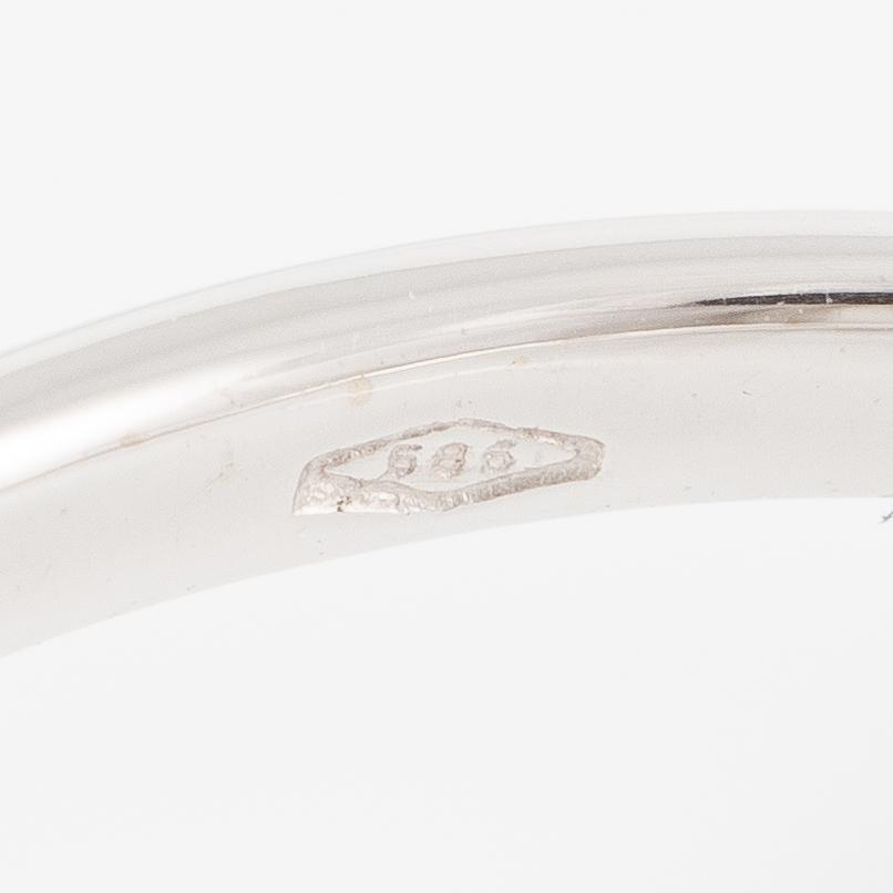 Ring 14K vitguld med briljantslipade diamanter.