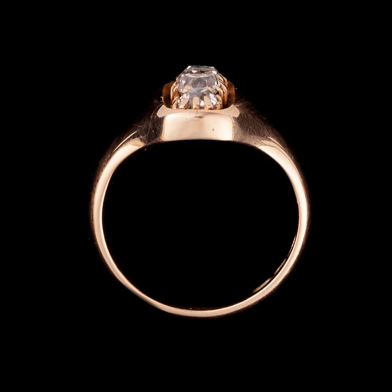 RING, 18K guld, diamanter totalt ca 0,70 ct. Samuel Mika Westerlund Borgå 1922. Vikt 7,4 g.