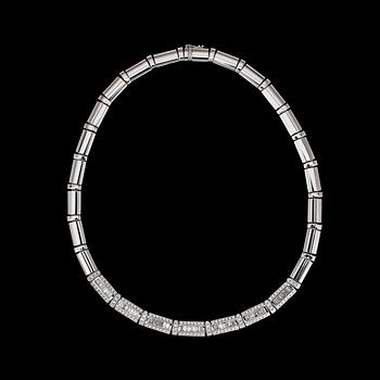 1071. A baguette- and brilliant cut diamond necklace, tot. app. 4 cts.