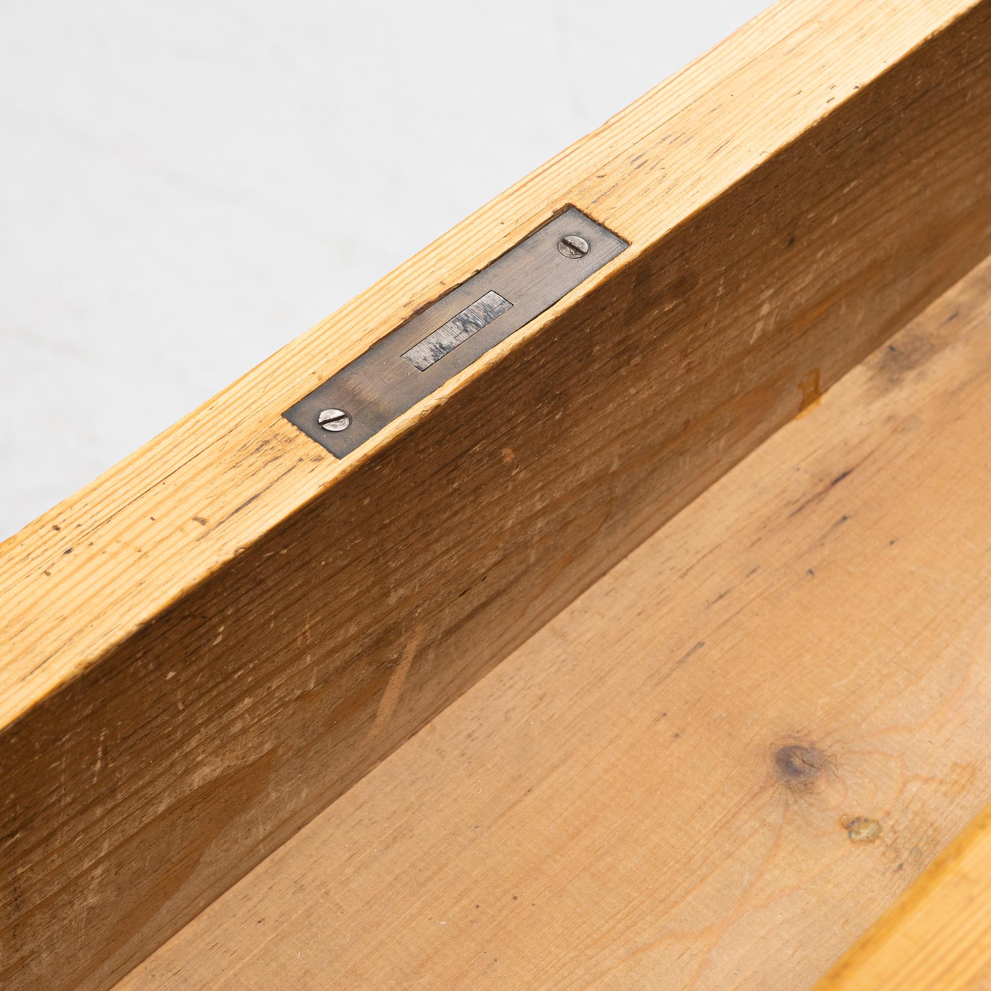 A pinewood chest of drawers, end of the 20th Century.