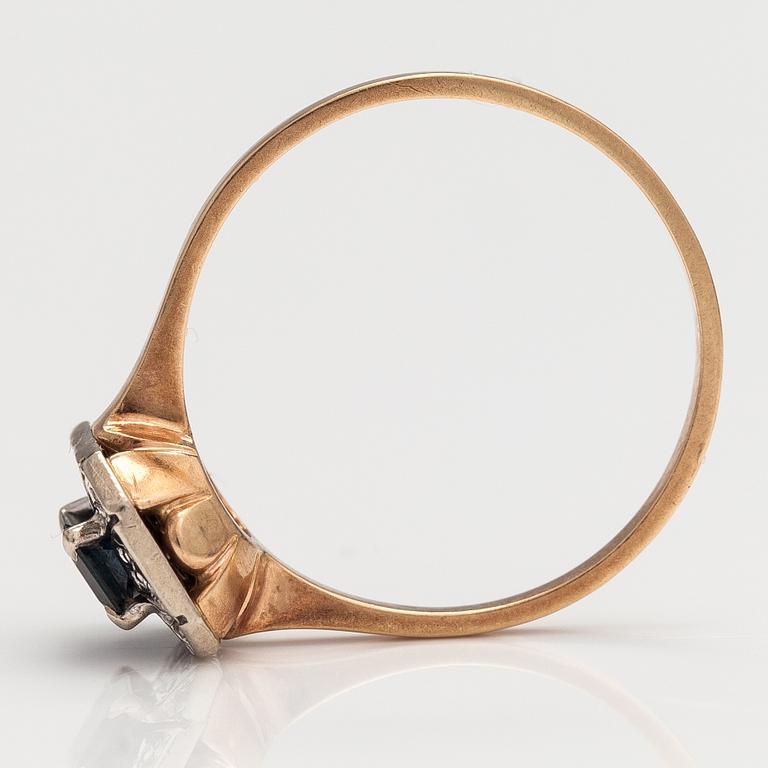 Ring, 14K guld, safirer och diamanter 0.10 ct tot. Matti Valkila, Helsingfors 1990.