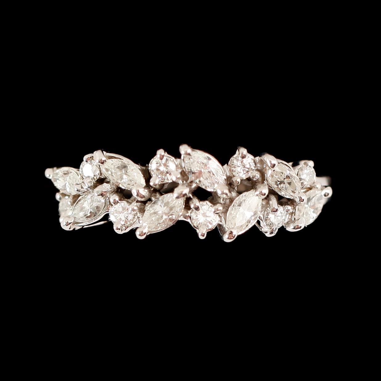 RING, 18 k vitguld, briljant och marquiseslipade diamanter tot ca 0.73 ct.