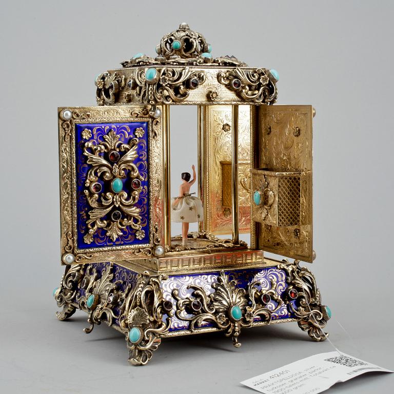PRAKTSPELDOSA, silver, turkoser, granater, pärlor, 1900-talets mitt. Totalvikt ca 2600 gram.