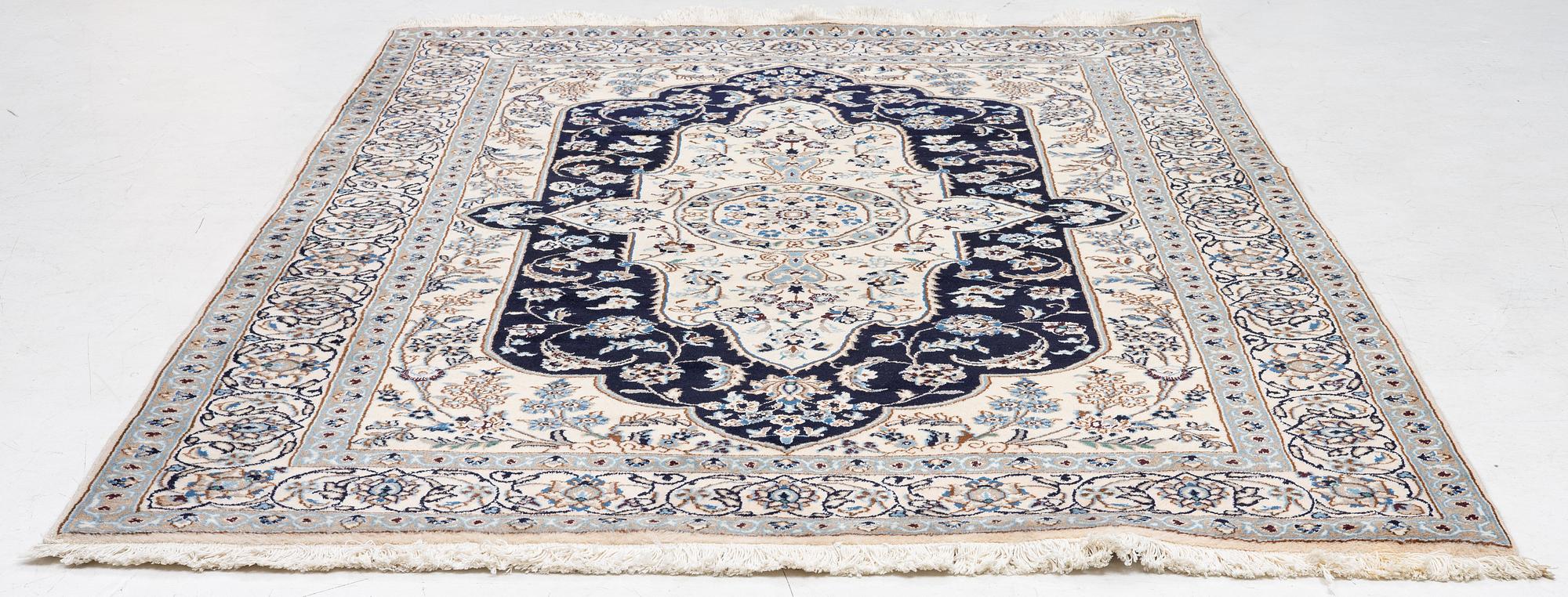 Matta, Nain, Ca 300 x 200 cm.