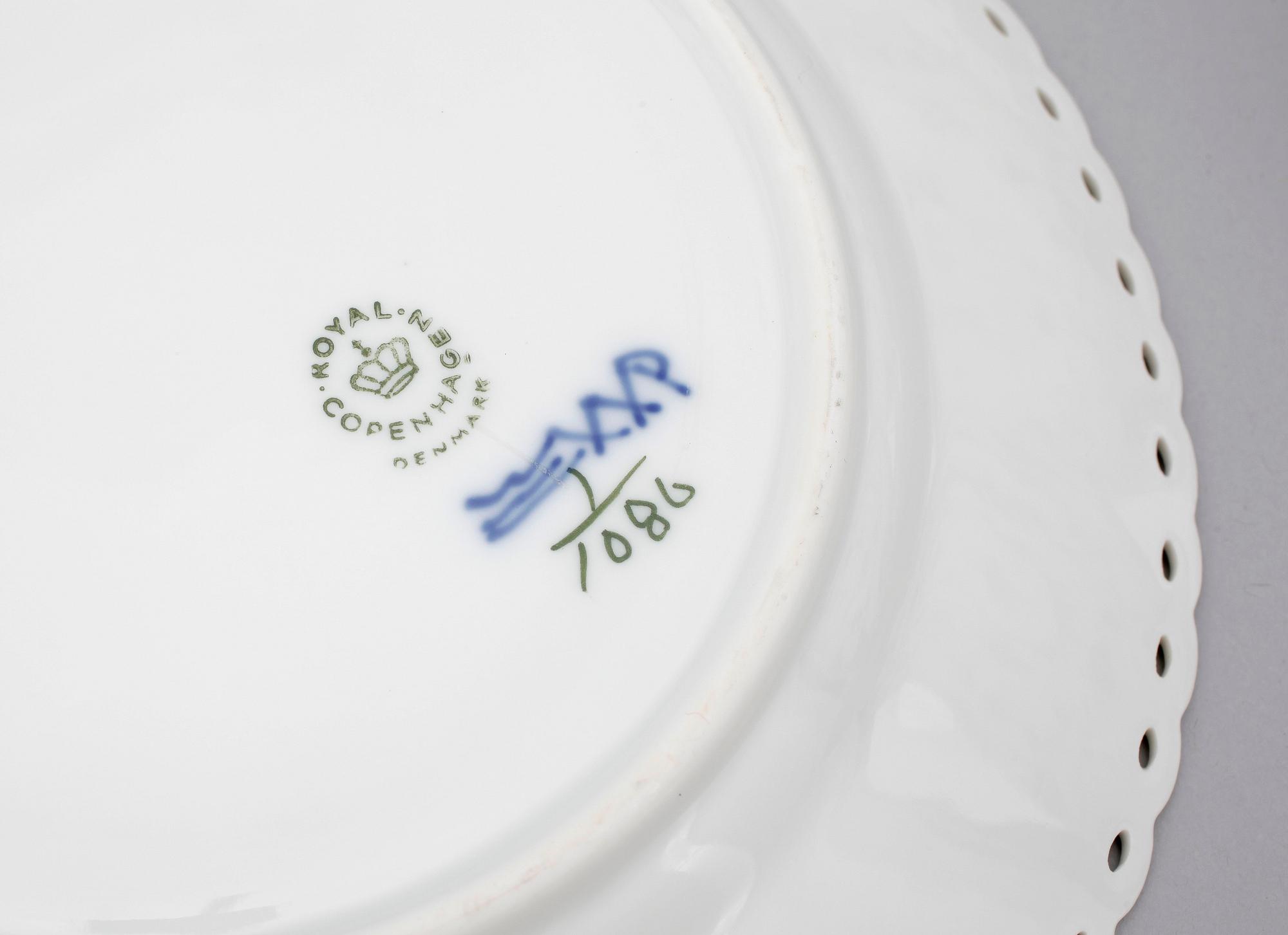MAT- KAFFE- OCH TESERVISDELAR,  97 st, porslin, "Musselmalet", Royal Copenhagen, 1900-tal.