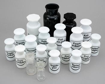 FLASKOR, 20 st, för laboratorium, 1900-talets första hälft. Glas.