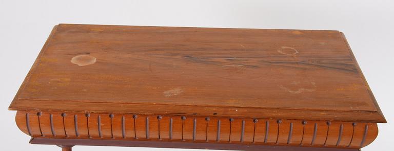 BORD. Nyrenässans, 1800-talets slut.