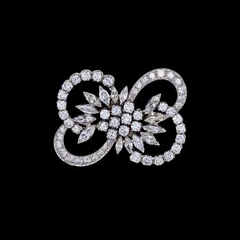 912. A brilliant- and navette cut diamond brooch, app. 7 cts.