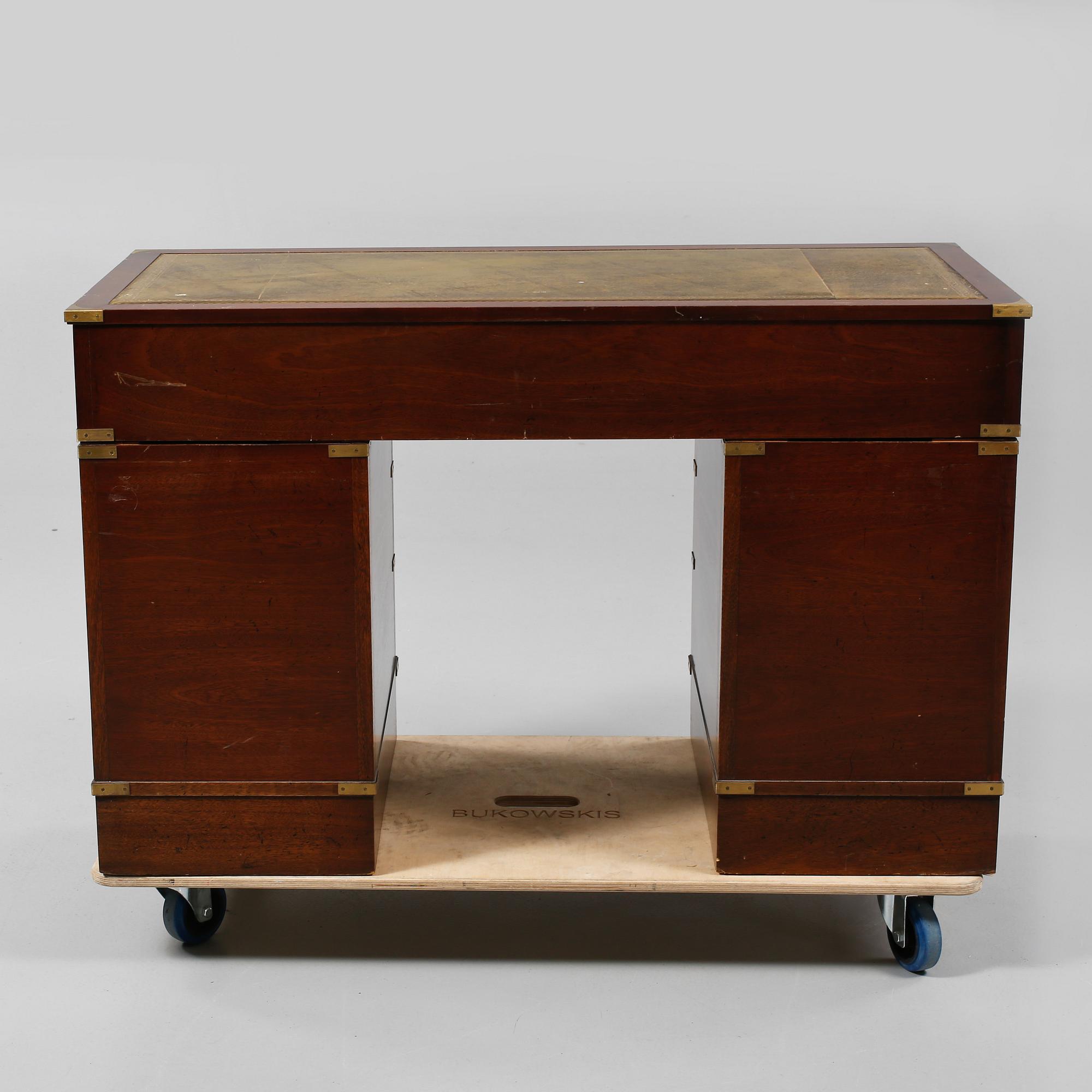 SKRIVBORD, Engelsk stil, 1900-talets andra hälft.