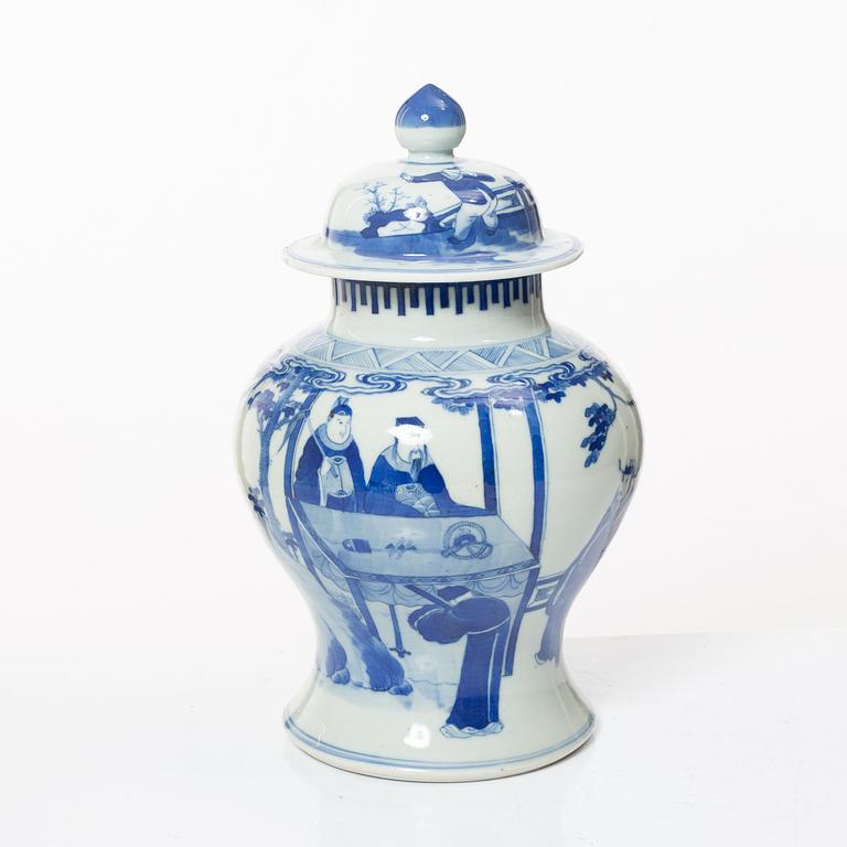 A blue and white jar with cover, late Qing dynsty, circa 1900.
