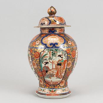 Urna med lock, porslin. Imari. Japan, 1900-tal.