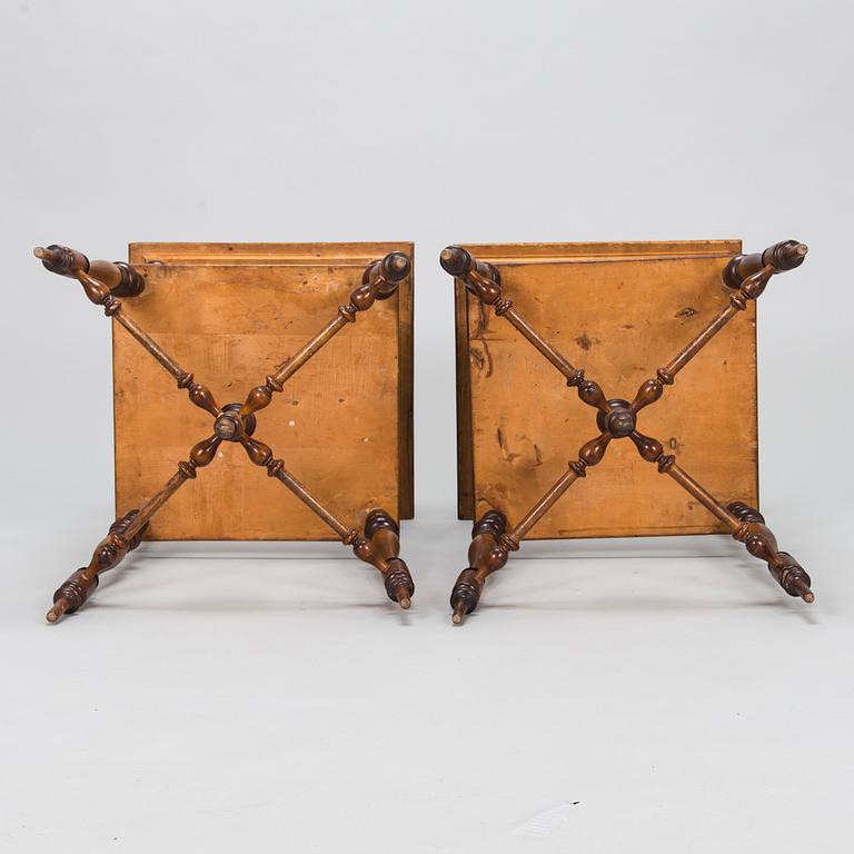 Sivupöytäpari /yöpöytäpari, 1800-luvun toinen puolisko.