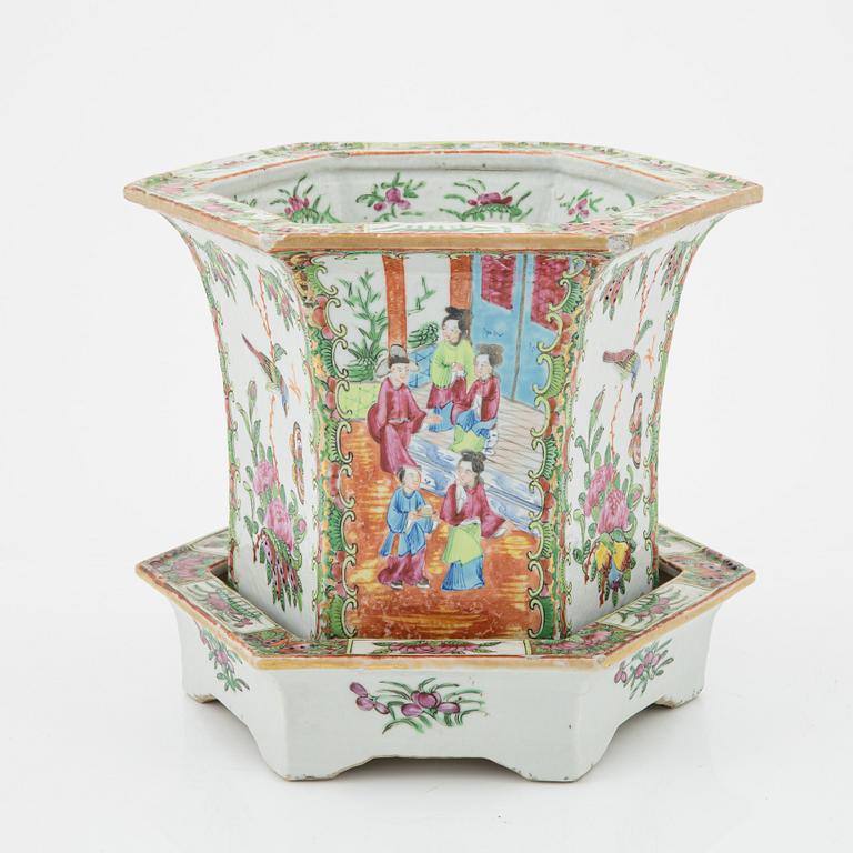 A famille rose Canton flower pot with stand, Qingdynasty, 19th Century.