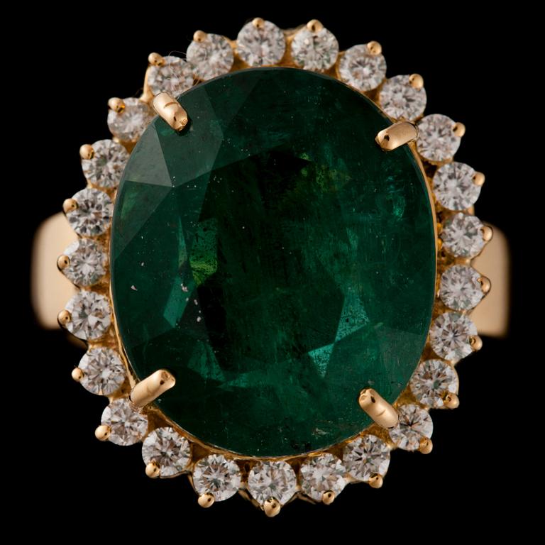 RING, 18K guld, fasettslipad smaragd ca 14,40 ct, briljantslipade diamanter tot. ca 0,75 ct. Vikt ca 13,4 g.